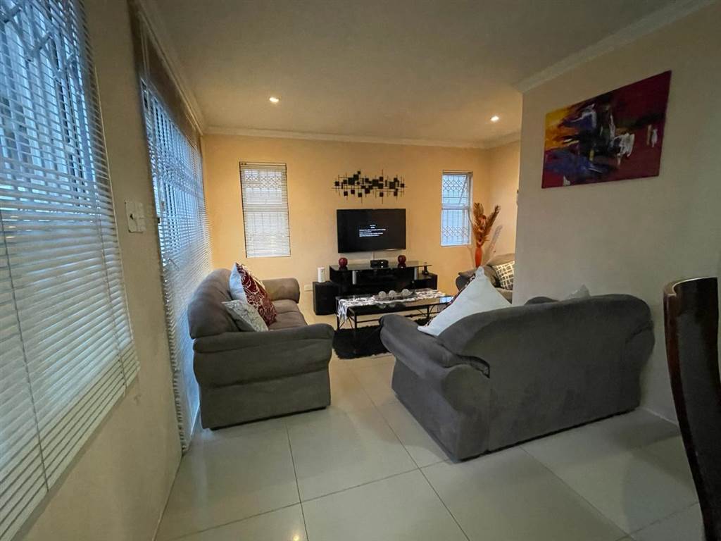 4 Bed House in Newlands West photo number 4