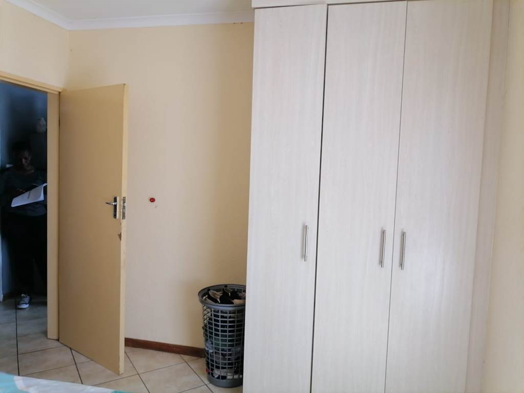 2 Bed Apartment in Olievenhoutbosch photo number 14