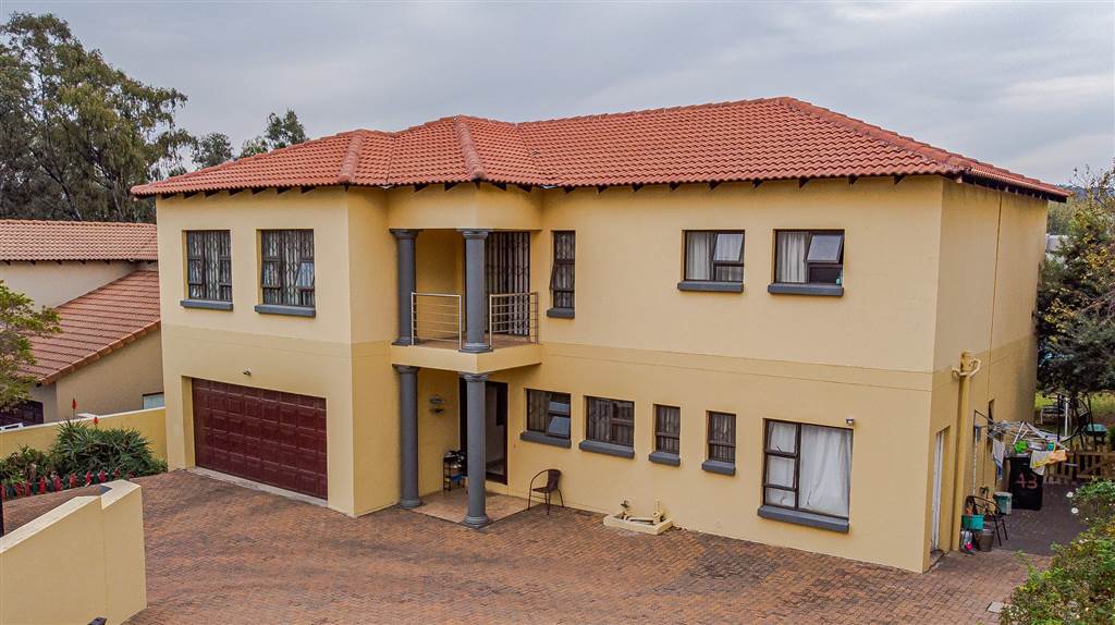 5 Bed House in Kyalami Hills photo number 2