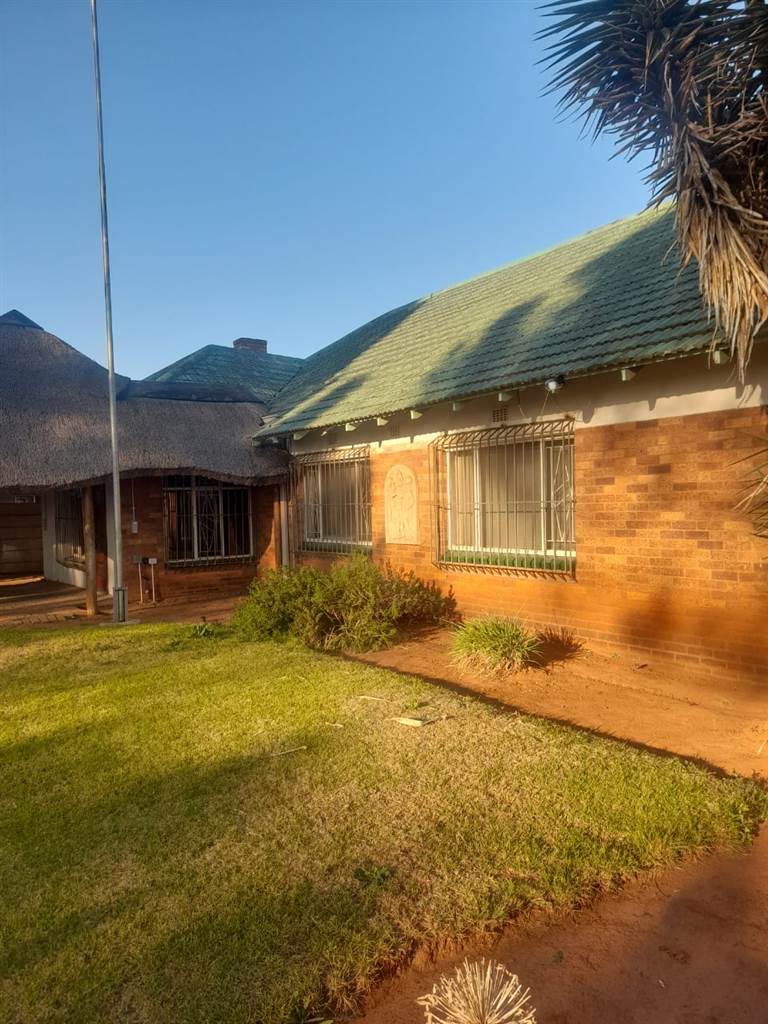 3 Bed House in Stilfontein photo number 2