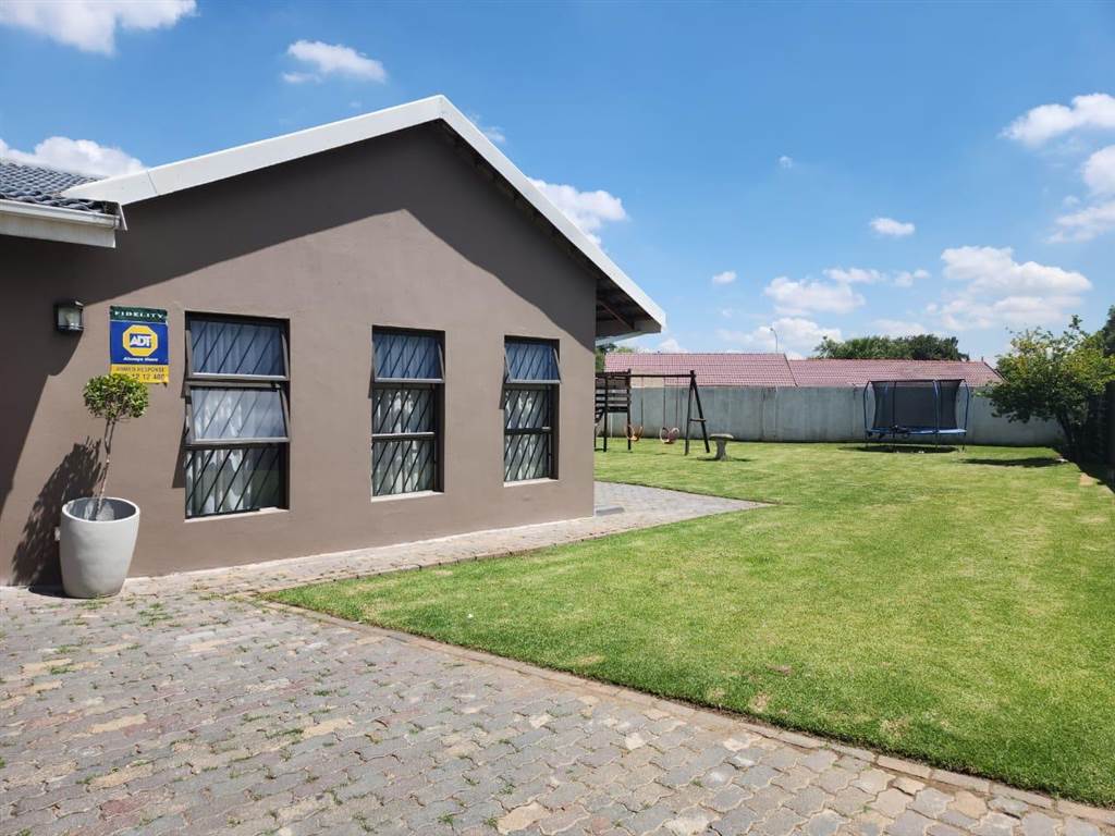 5 Bed House in Brakpan North photo number 2