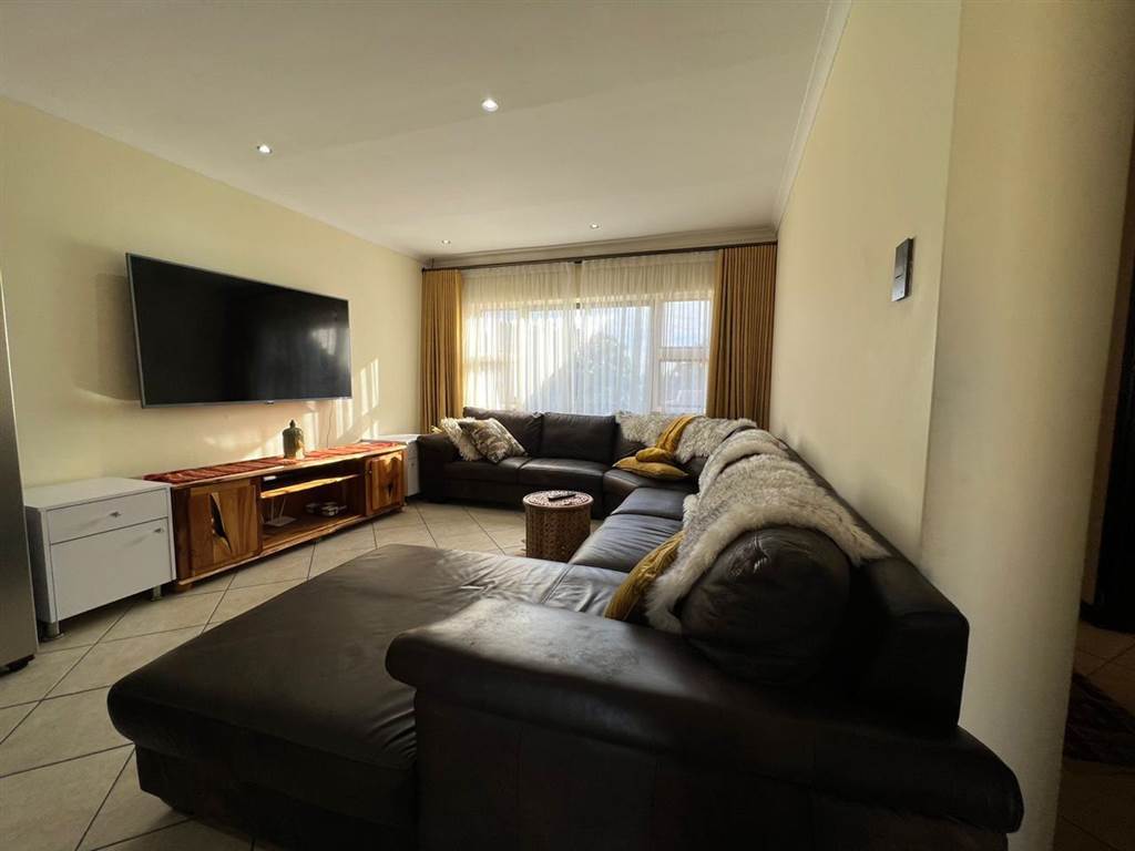 2 Bed Apartment in Lennox Estate photo number 3