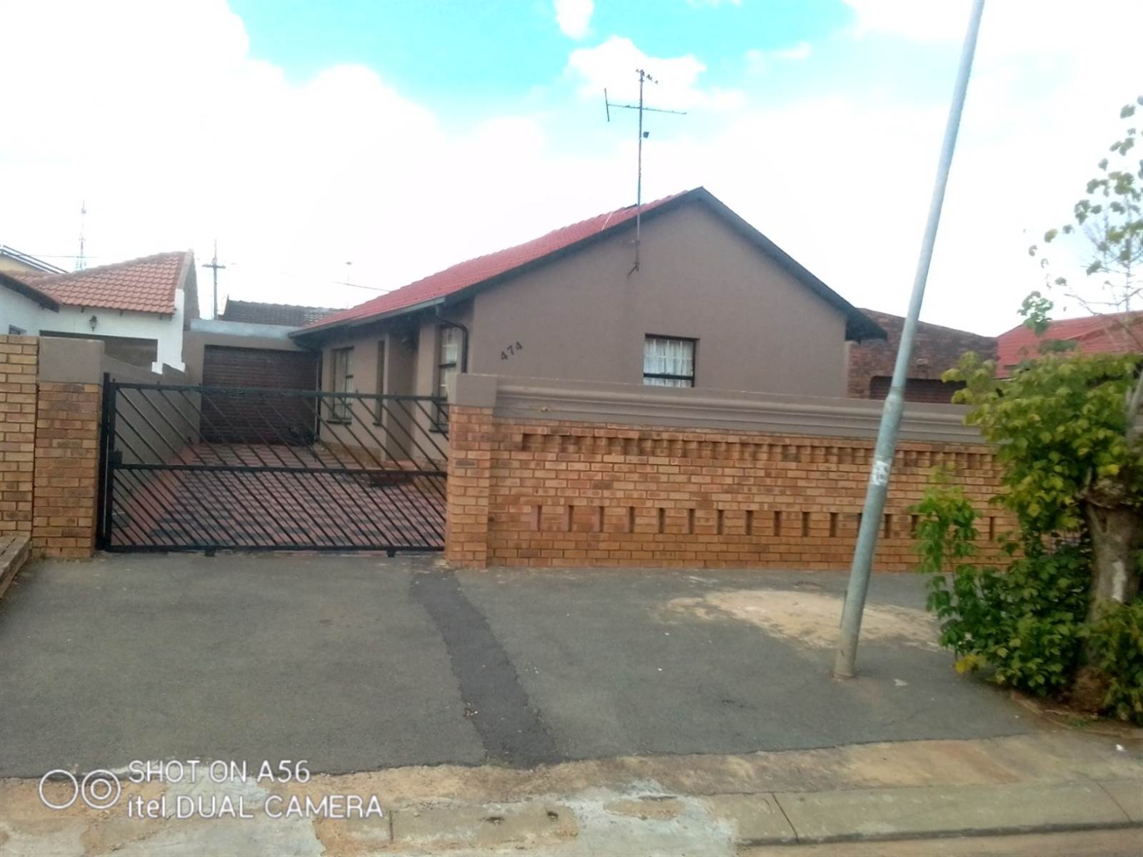 4 Bed House in Protea North photo number 2