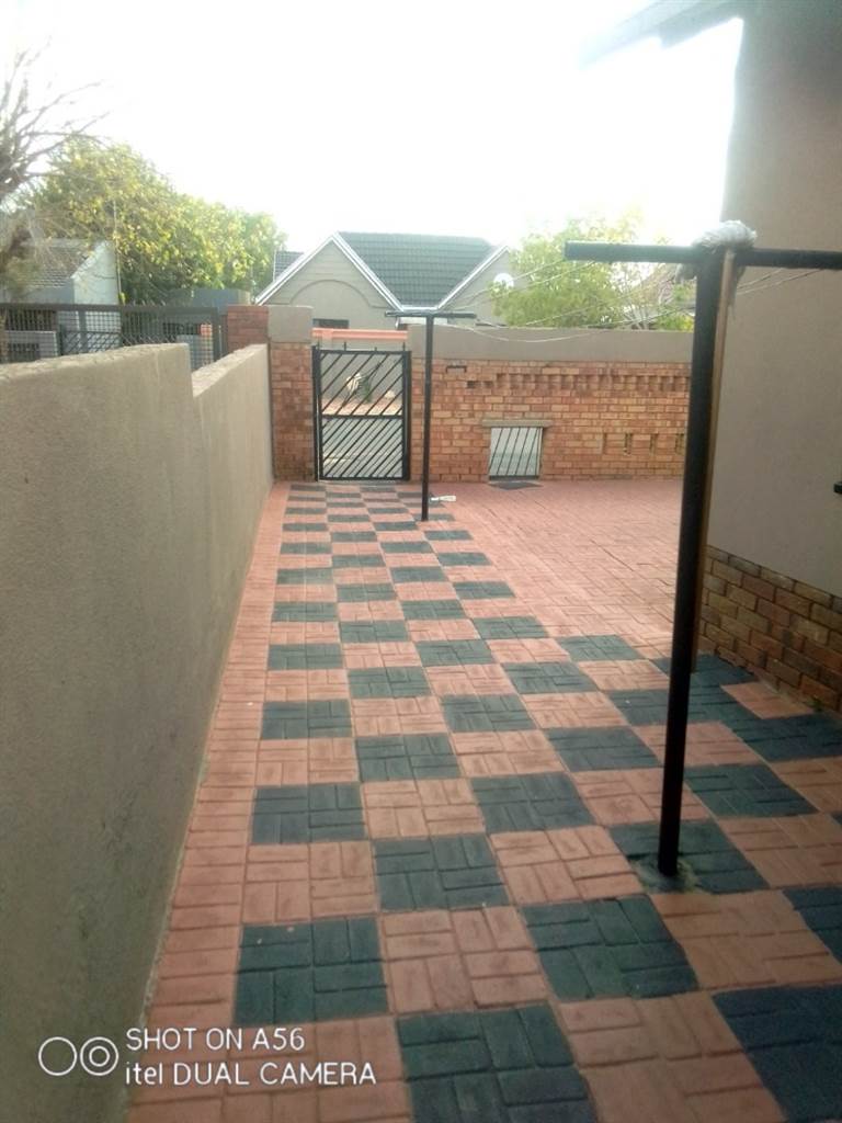 4 Bed House in Protea North photo number 13