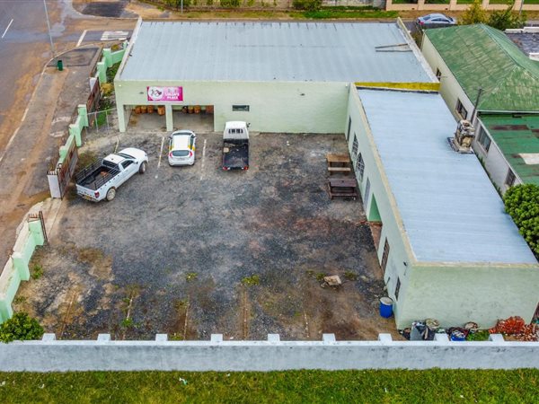 1 100  m² Retail Space