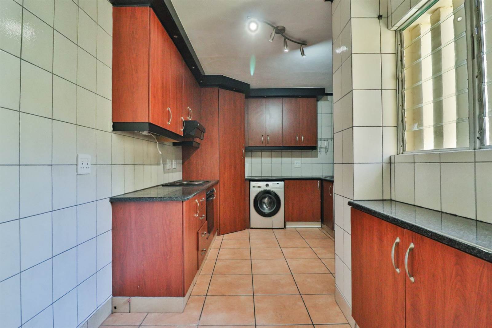 3 Bed Townhouse in Amanzimtoti photo number 3