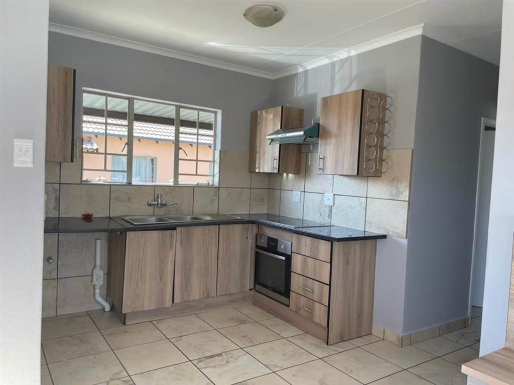 3 Bed House in Waterval East photo number 4