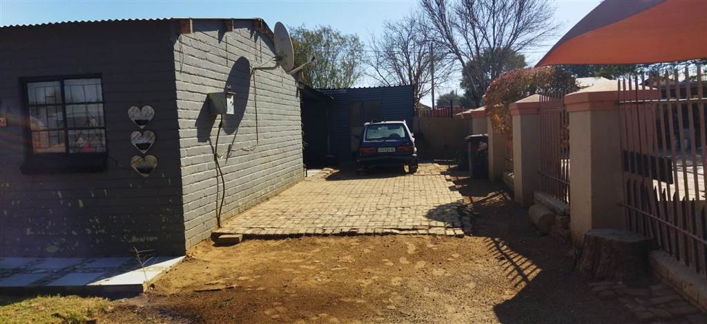 2 Bed House in Vryburg photo number 4