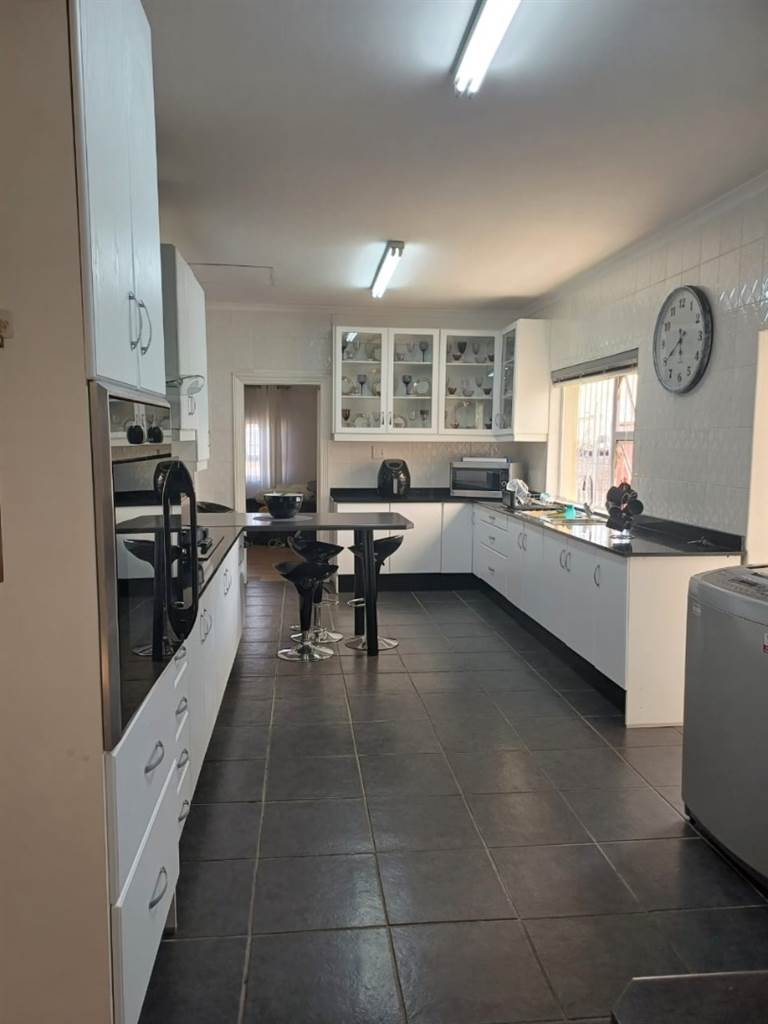 3 Bed House in Wynberg photo number 4