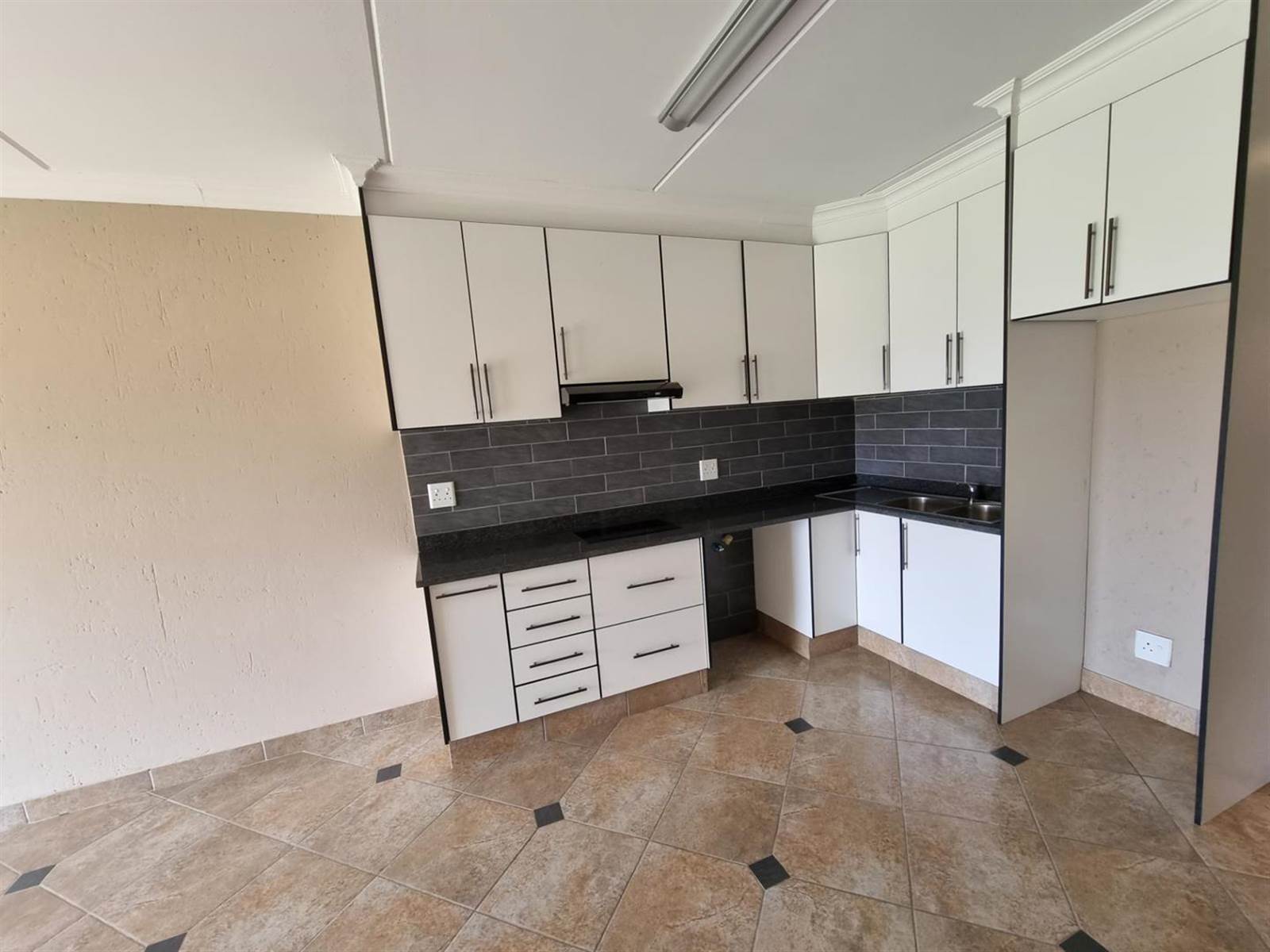 2 Bed Apartment in Benoni North photo number 4