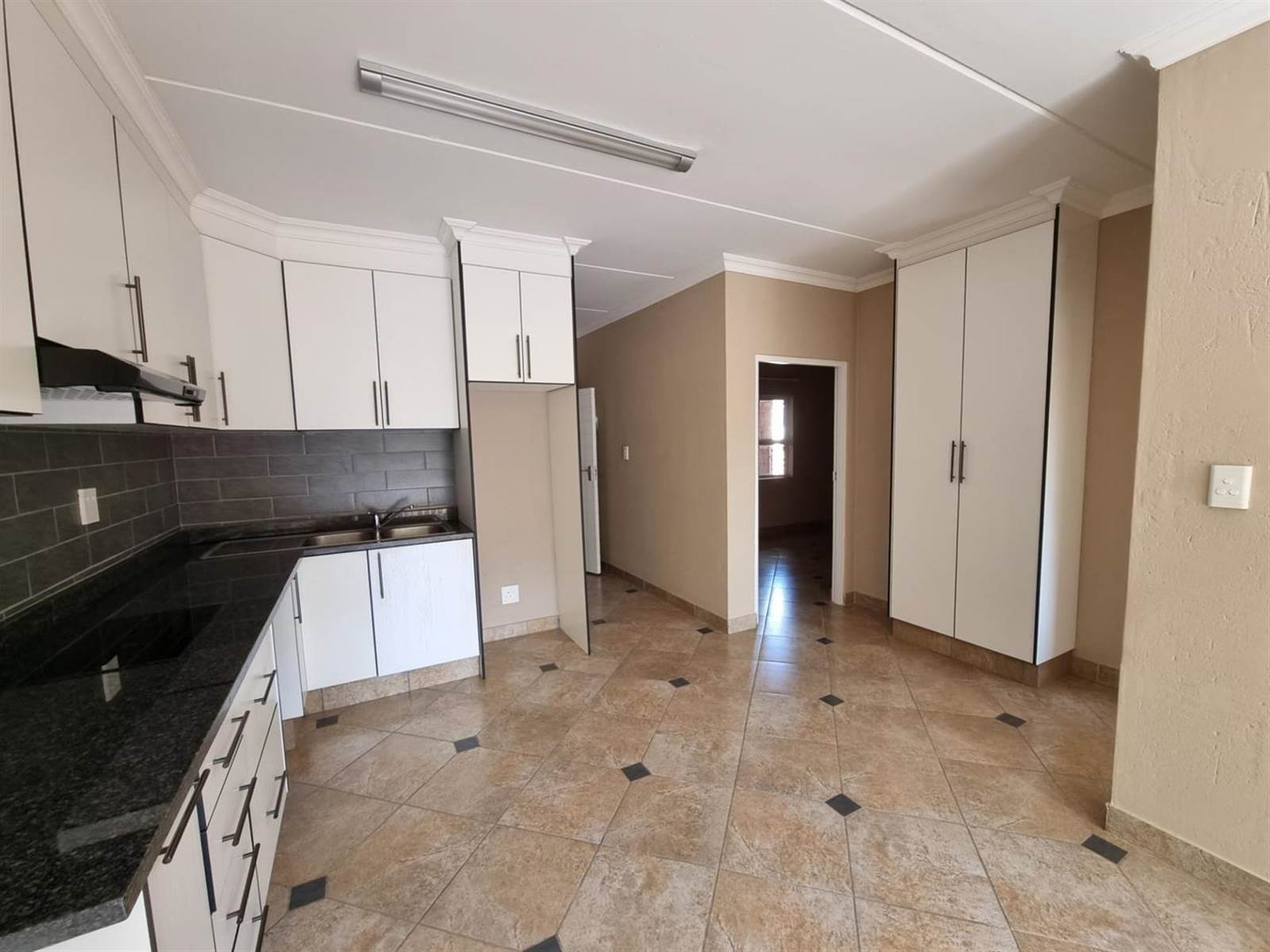 2 Bed Apartment in Benoni North photo number 2
