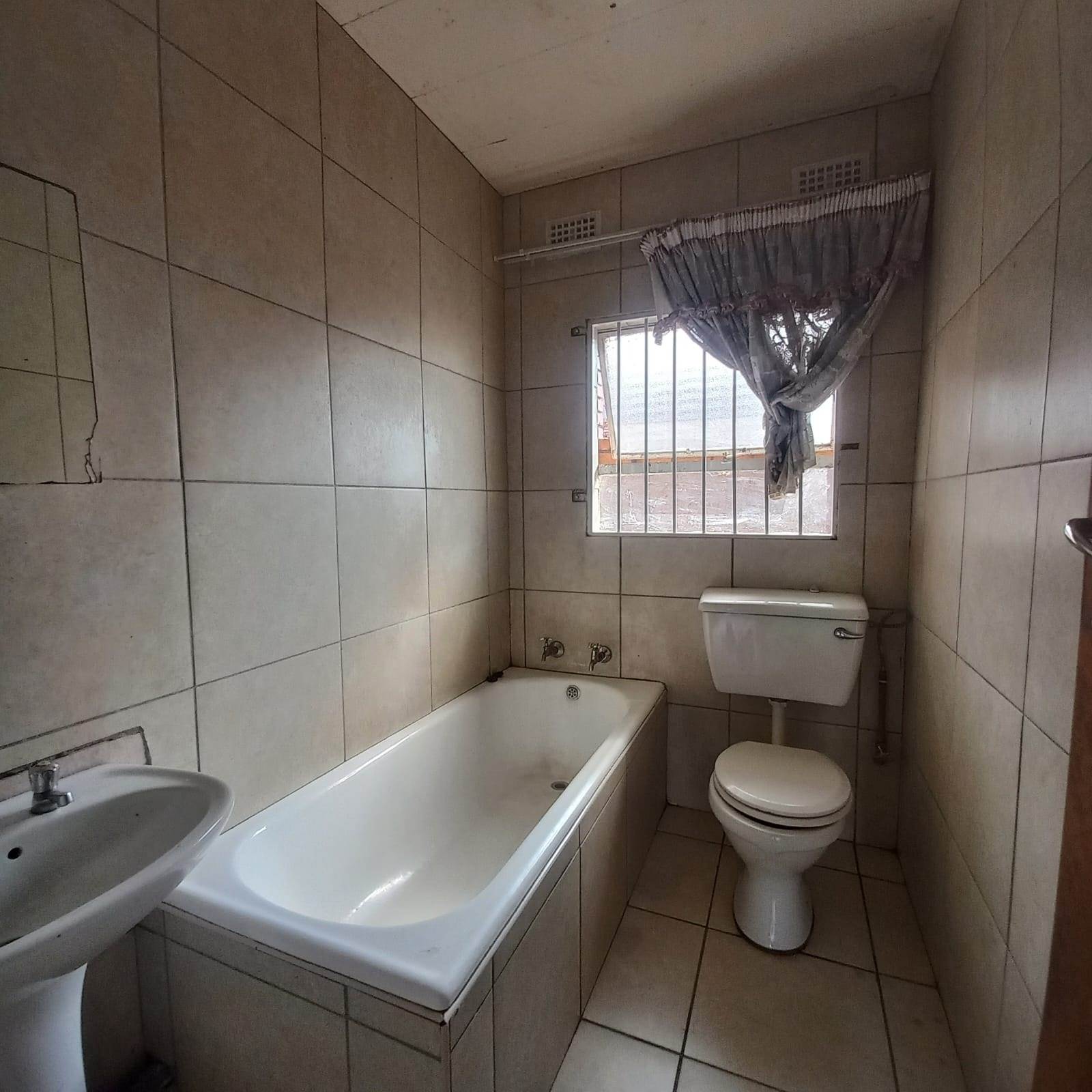 1 Bed Apartment in Germiston South photo number 10