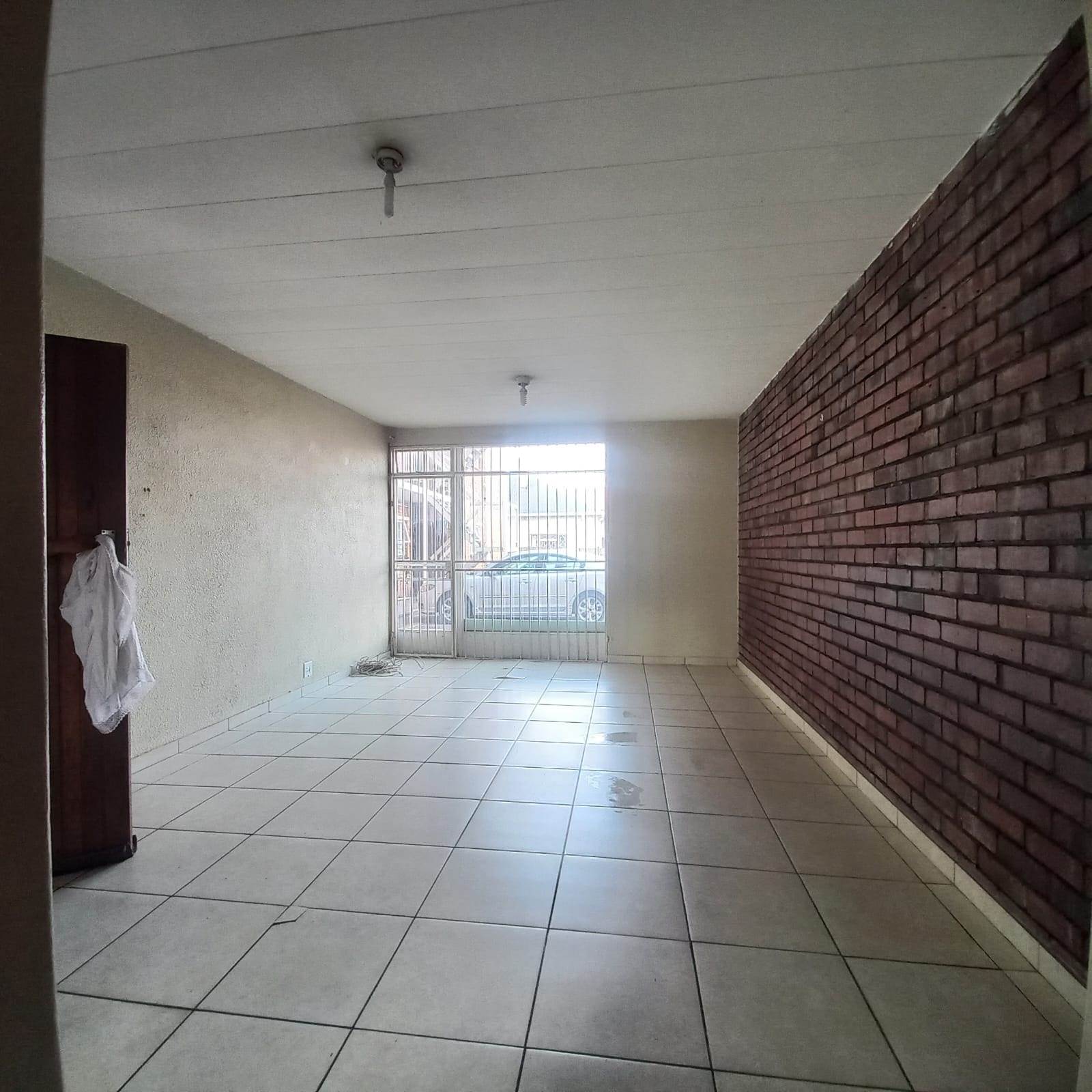 1 Bed Apartment in Germiston South photo number 7