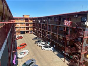 4 Bed Apartment in Laudium