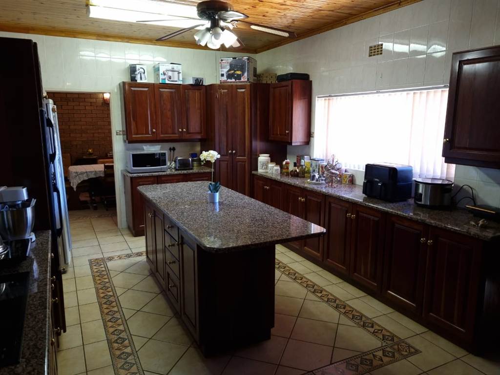 4 Bed House in Porterville photo number 11