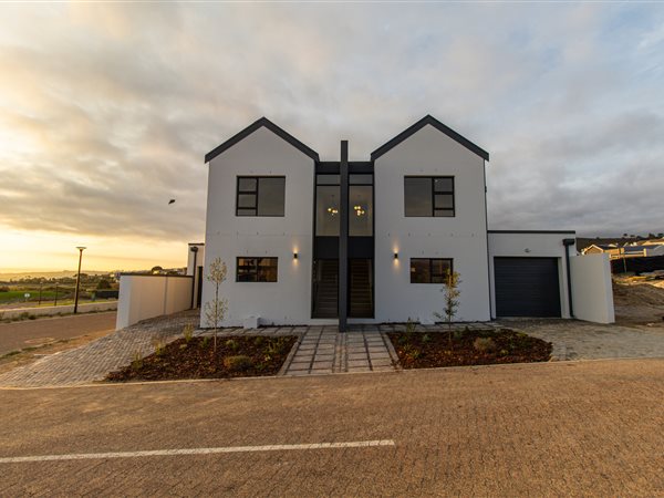 3 Bed Townhouse in Somerset West Central