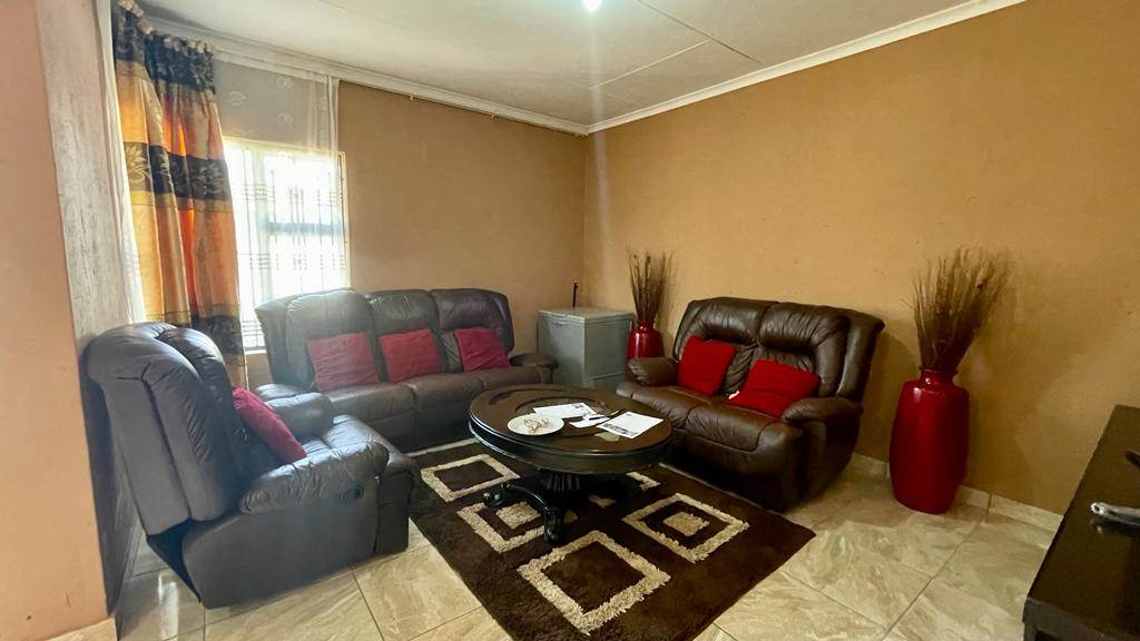 3 Bed House in Mohlakeng photo number 3