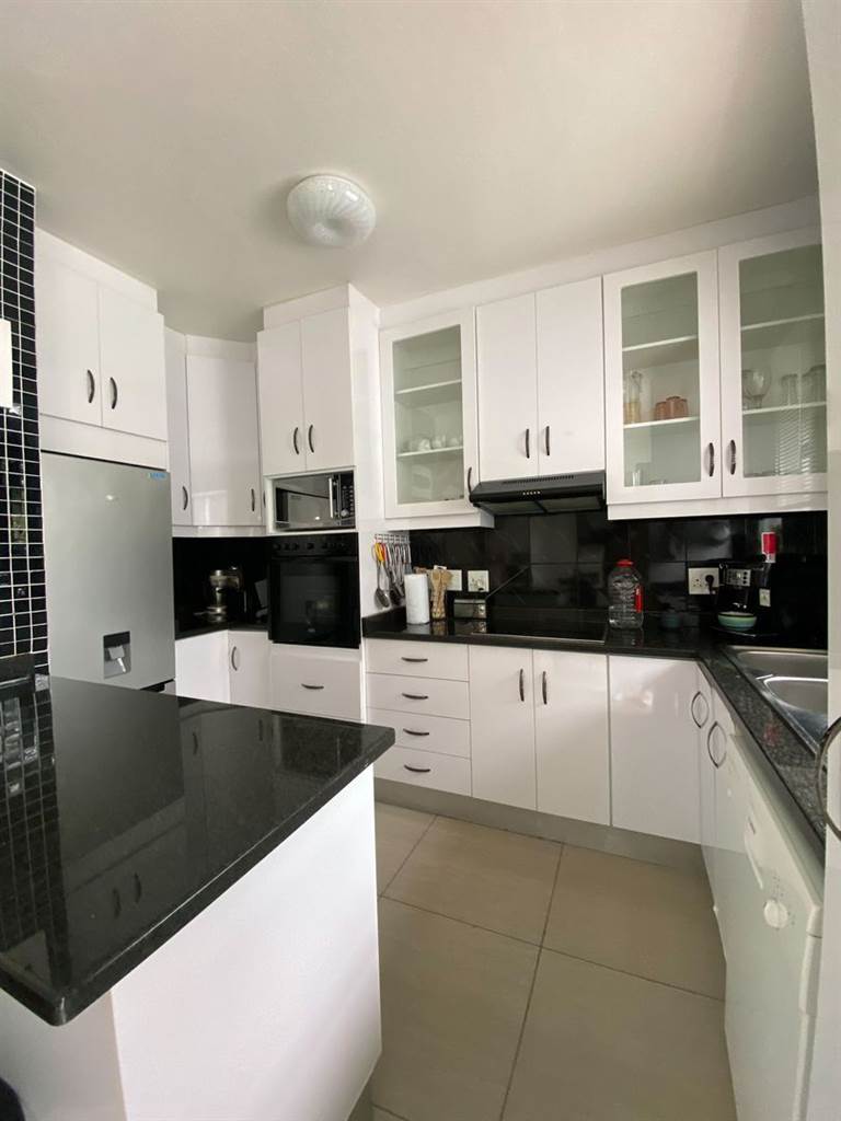 2 Bed Townhouse in Umhlanga Rocks photo number 6