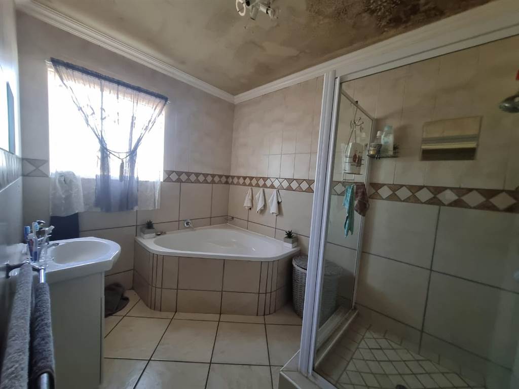 2 Bed Apartment in Thabazimbi photo number 19