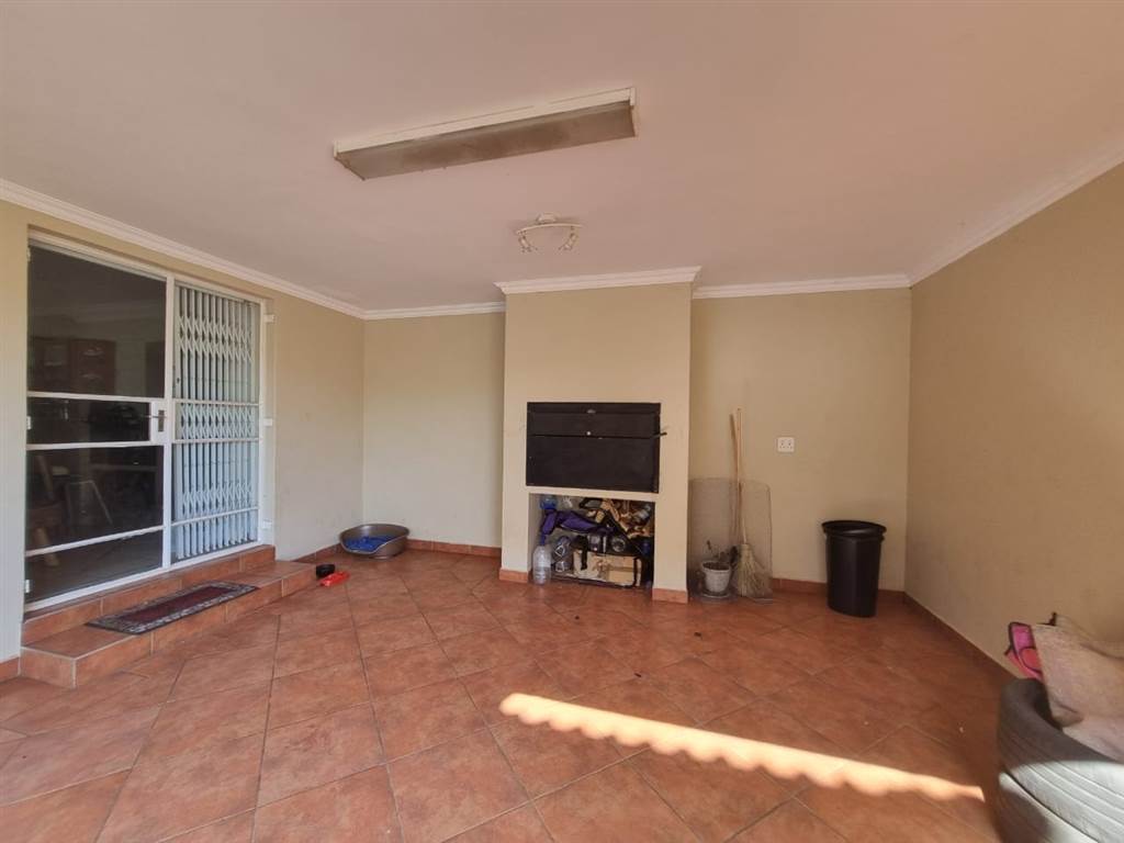 2 Bed Apartment in Thabazimbi photo number 11
