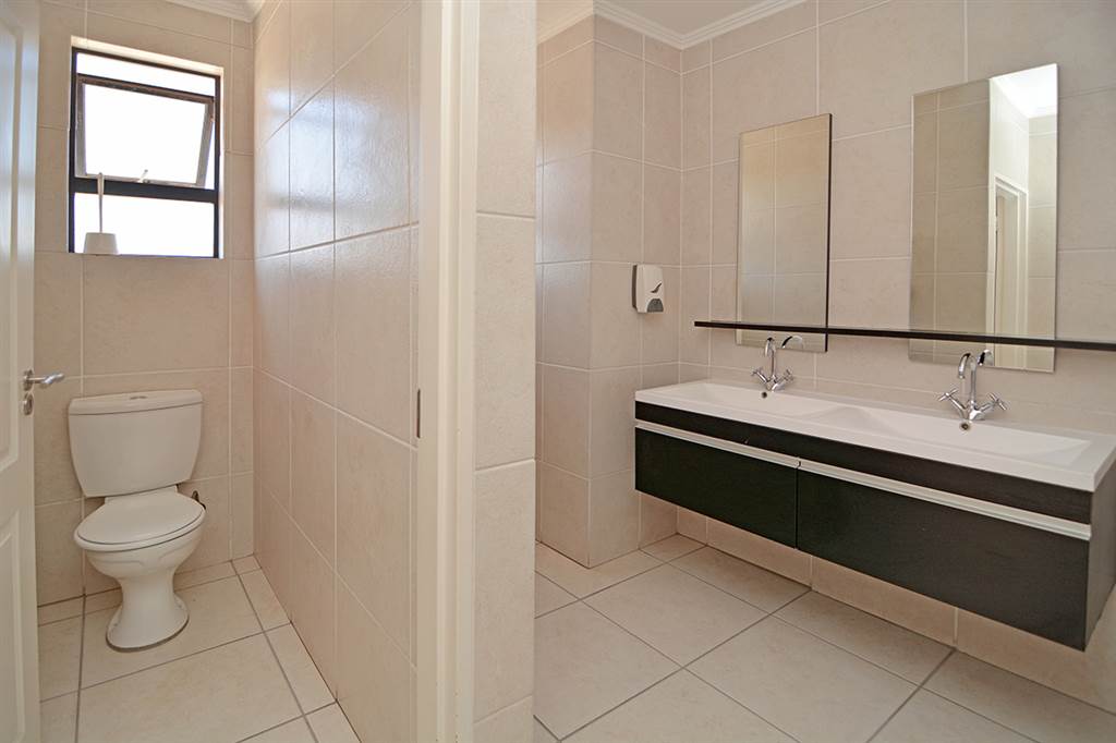 2 Bed Apartment in Greenstone Hill photo number 15