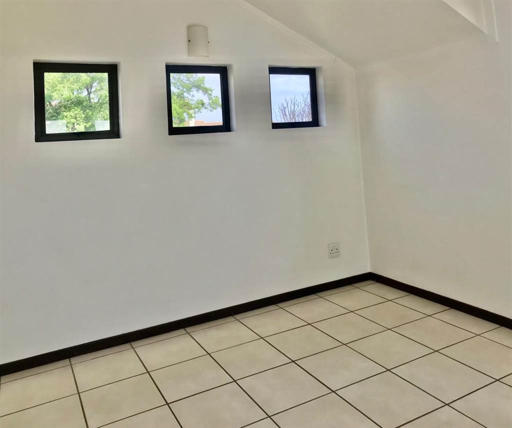 1 Bed Apartment in Lonehill photo number 12