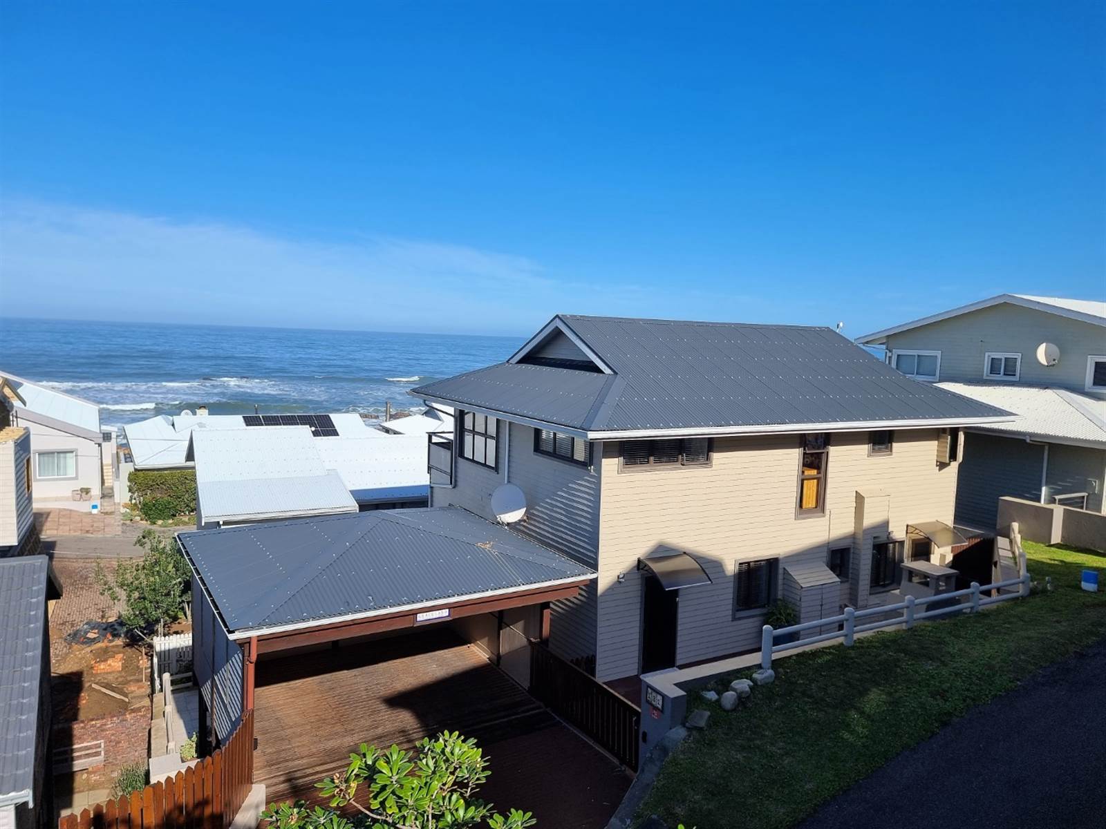 4 Bed House in Buffels Bay photo number 2