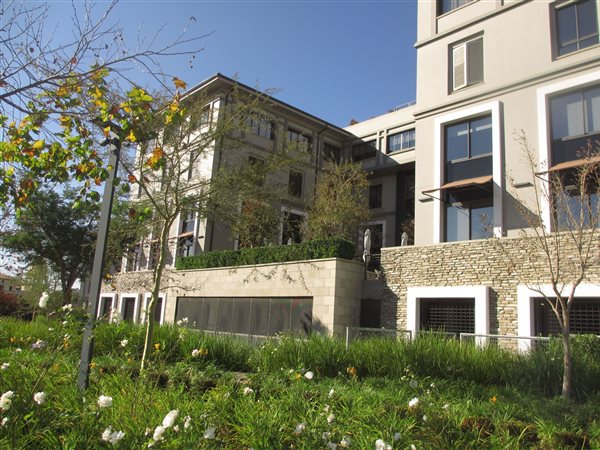 393  m² Commercial space in Fourways