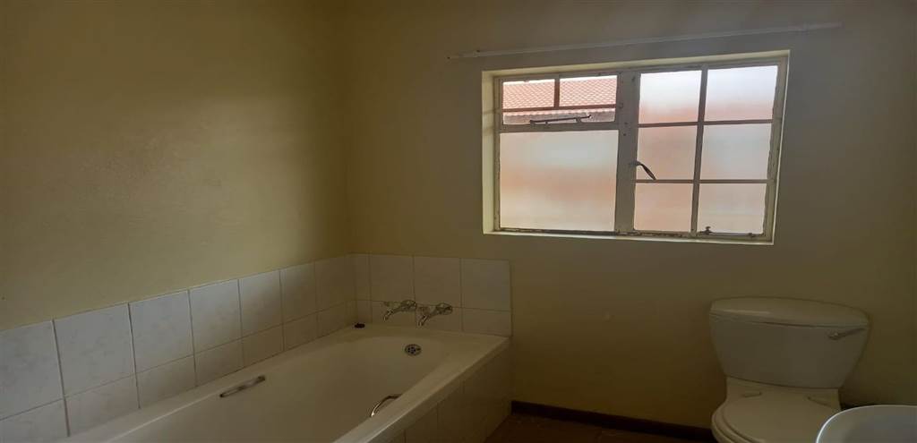 2 Bed Flat in Secunda photo number 9