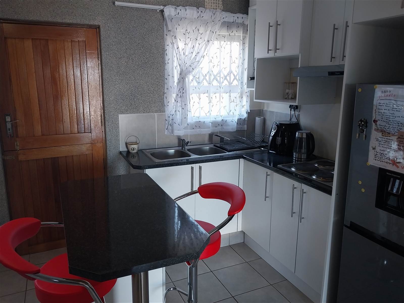 2 Bed Apartment in Mthata photo number 3