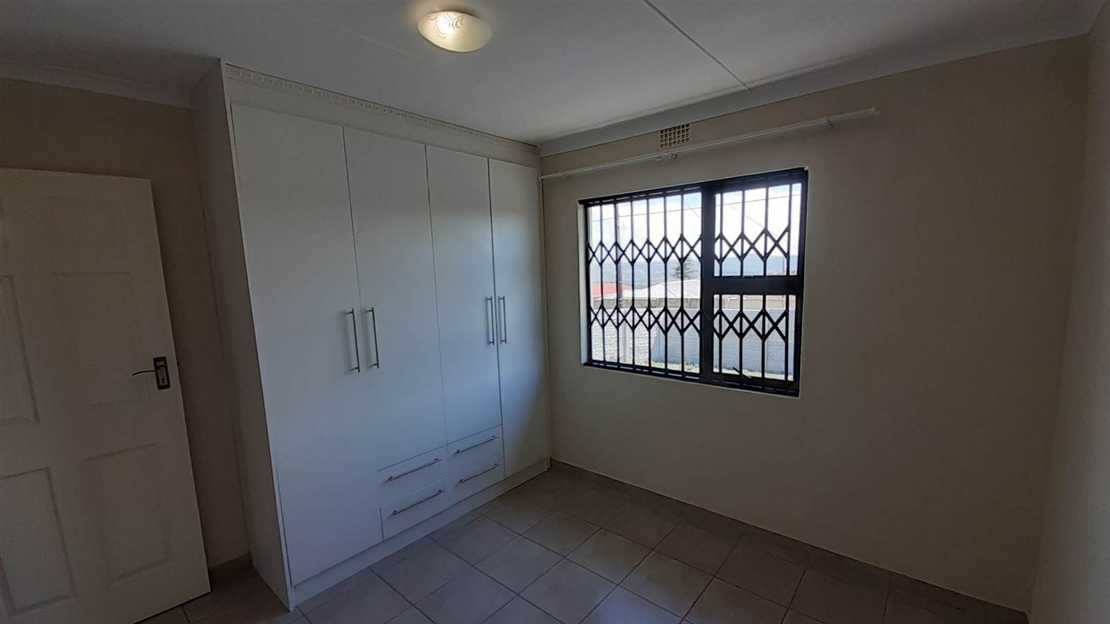 2 Bed Apartment in Mthata photo number 11