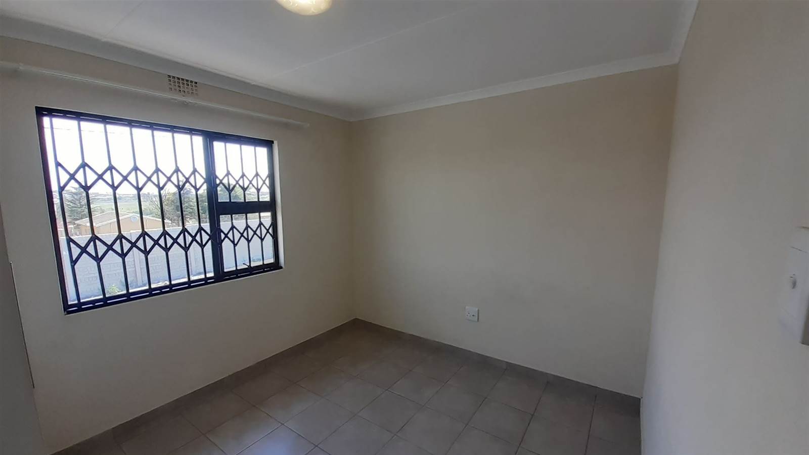 2 Bed Apartment in Mthata photo number 10