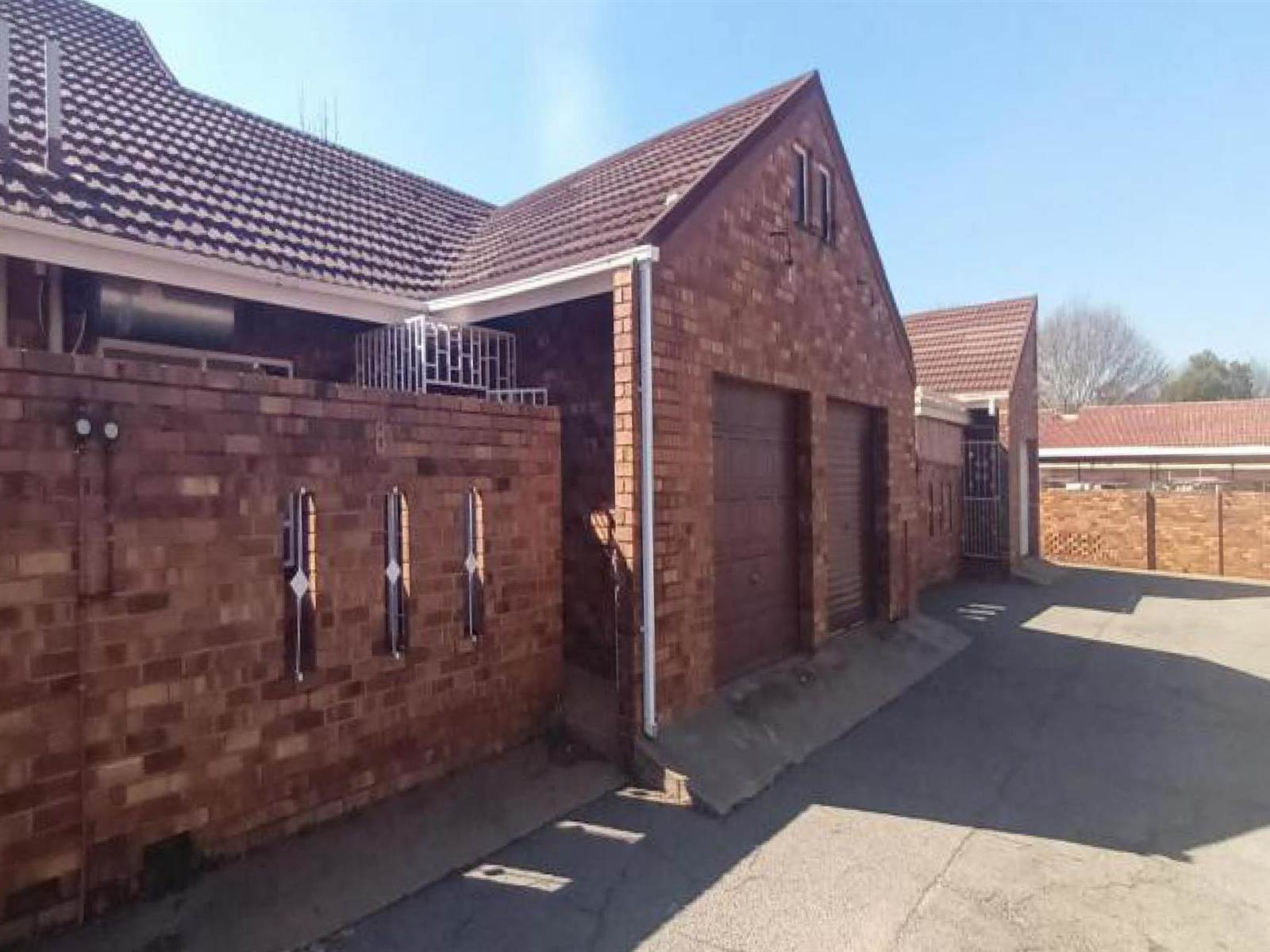 2 Bed Townhouse in Klerksdorp photo number 1