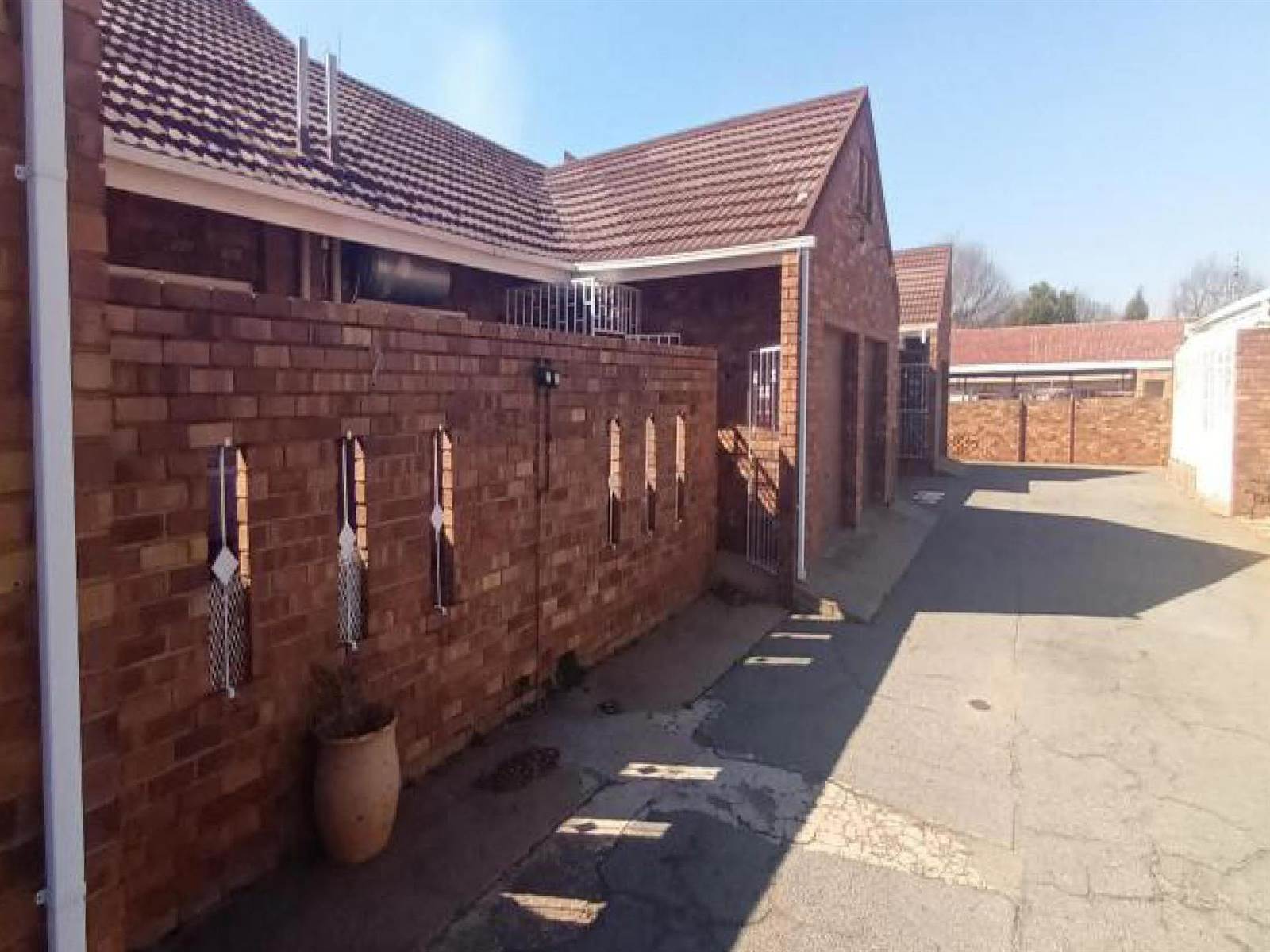 2 Bed Townhouse in Klerksdorp photo number 2
