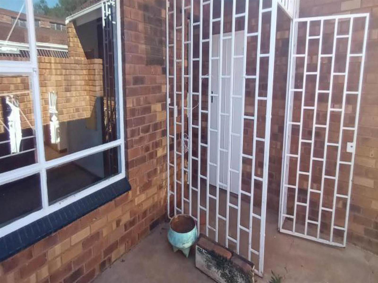 2 Bed Townhouse in Klerksdorp photo number 16