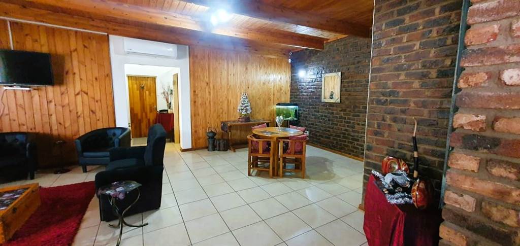 3 Bed House in Koffiefontein photo number 8