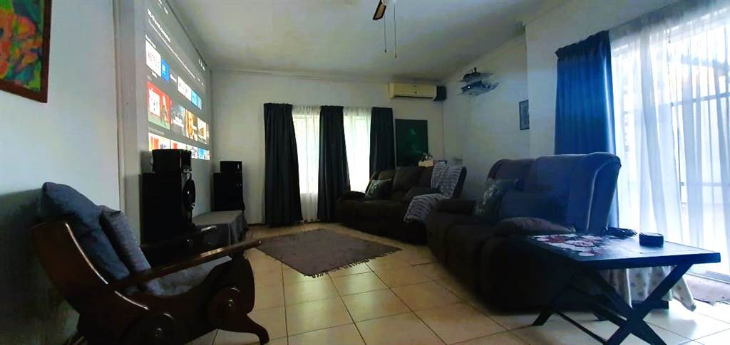 3 Bed House in Koffiefontein photo number 11