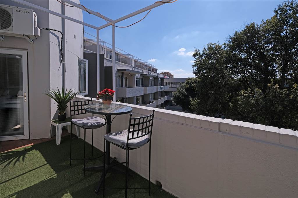 2 Bed Apartment in Illovo photo number 2