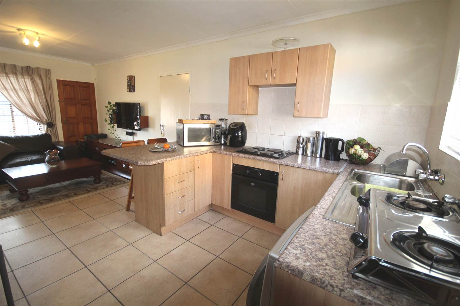 2 Bed Townhouse in Pretoria North photo number 3