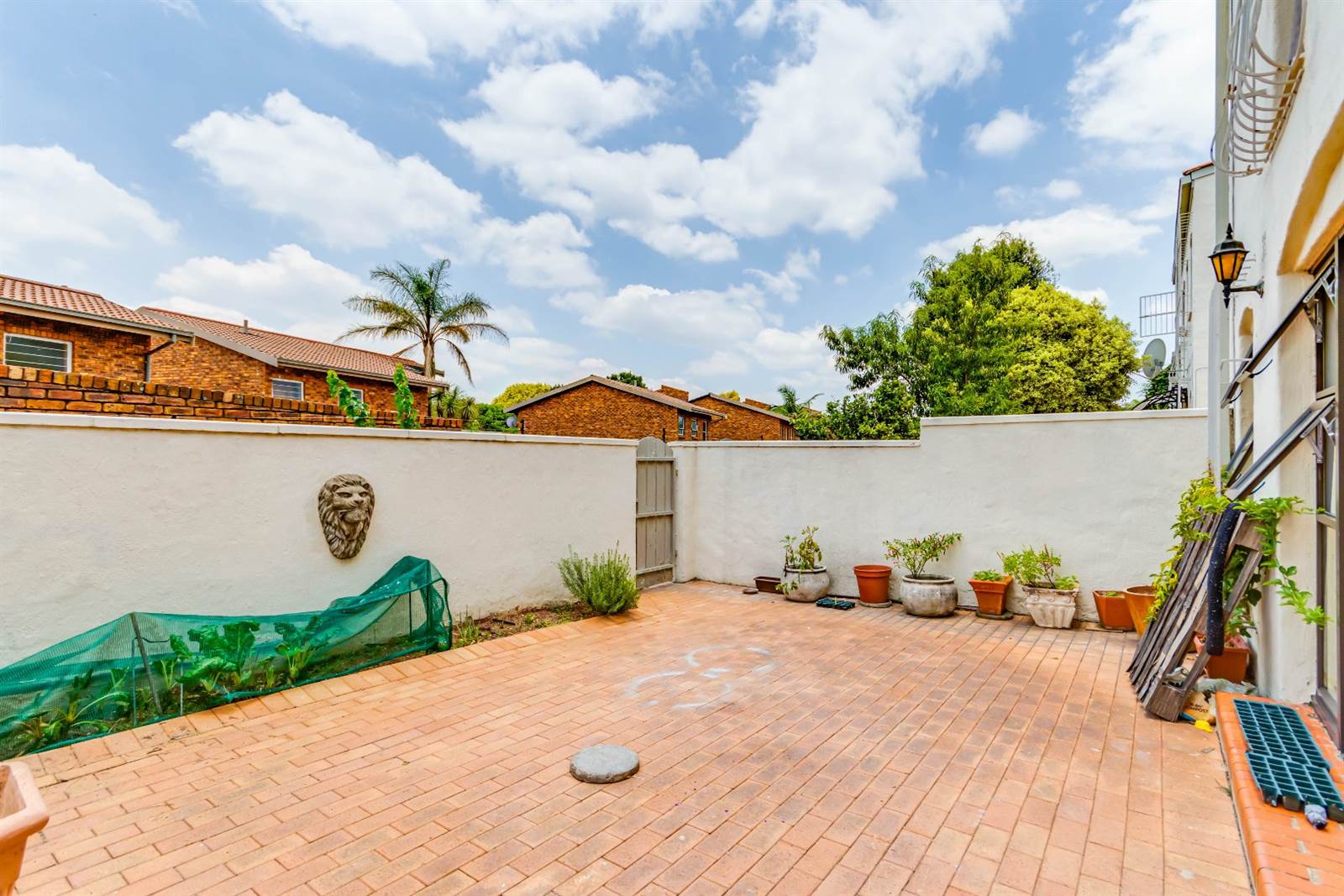 3 Bed Townhouse in Corlett Gardens photo number 4