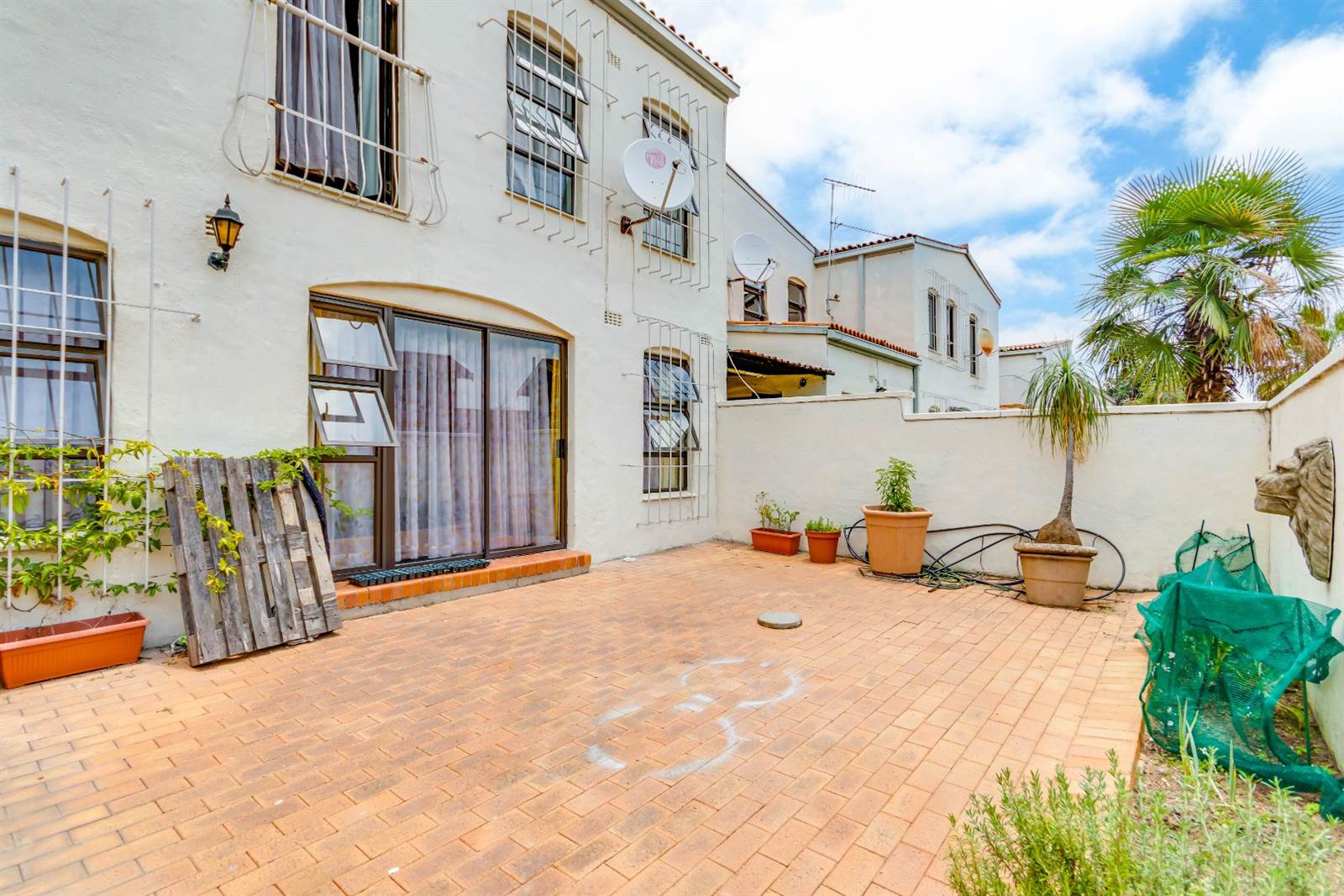 3 Bed Townhouse in Corlett Gardens photo number 19