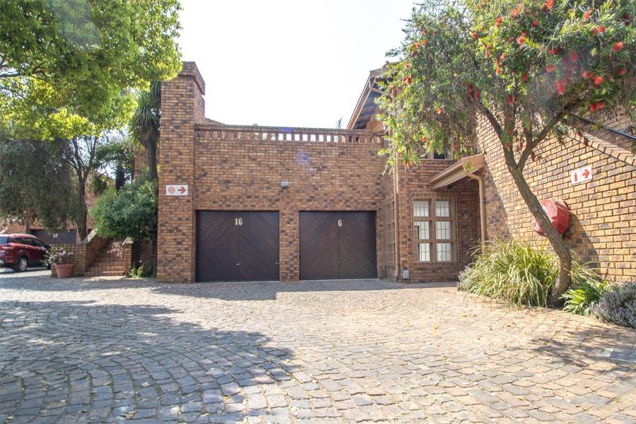 2.5 Bed Townhouse in Sunward Park photo number 4