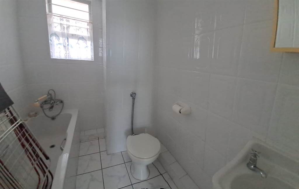 2 Bed Apartment in Doonside photo number 11