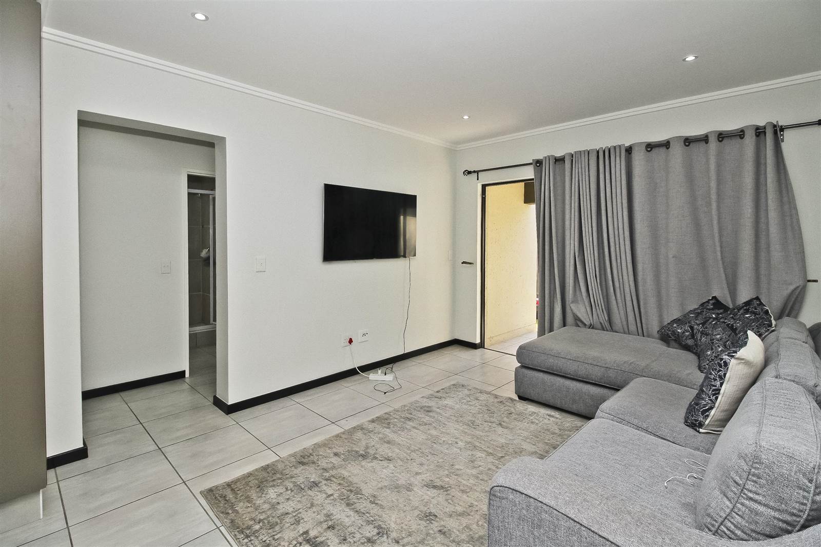 2 Bed Apartment in Sunninghill photo number 2