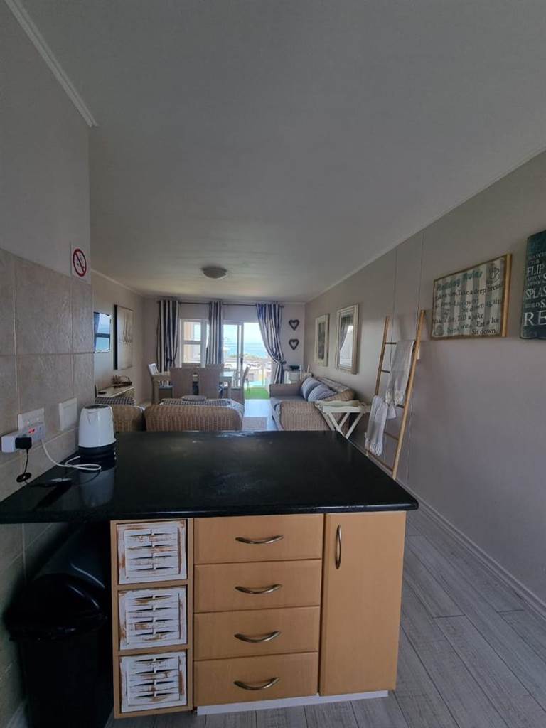 2 Bed Apartment in Mossel Bay photo number 10