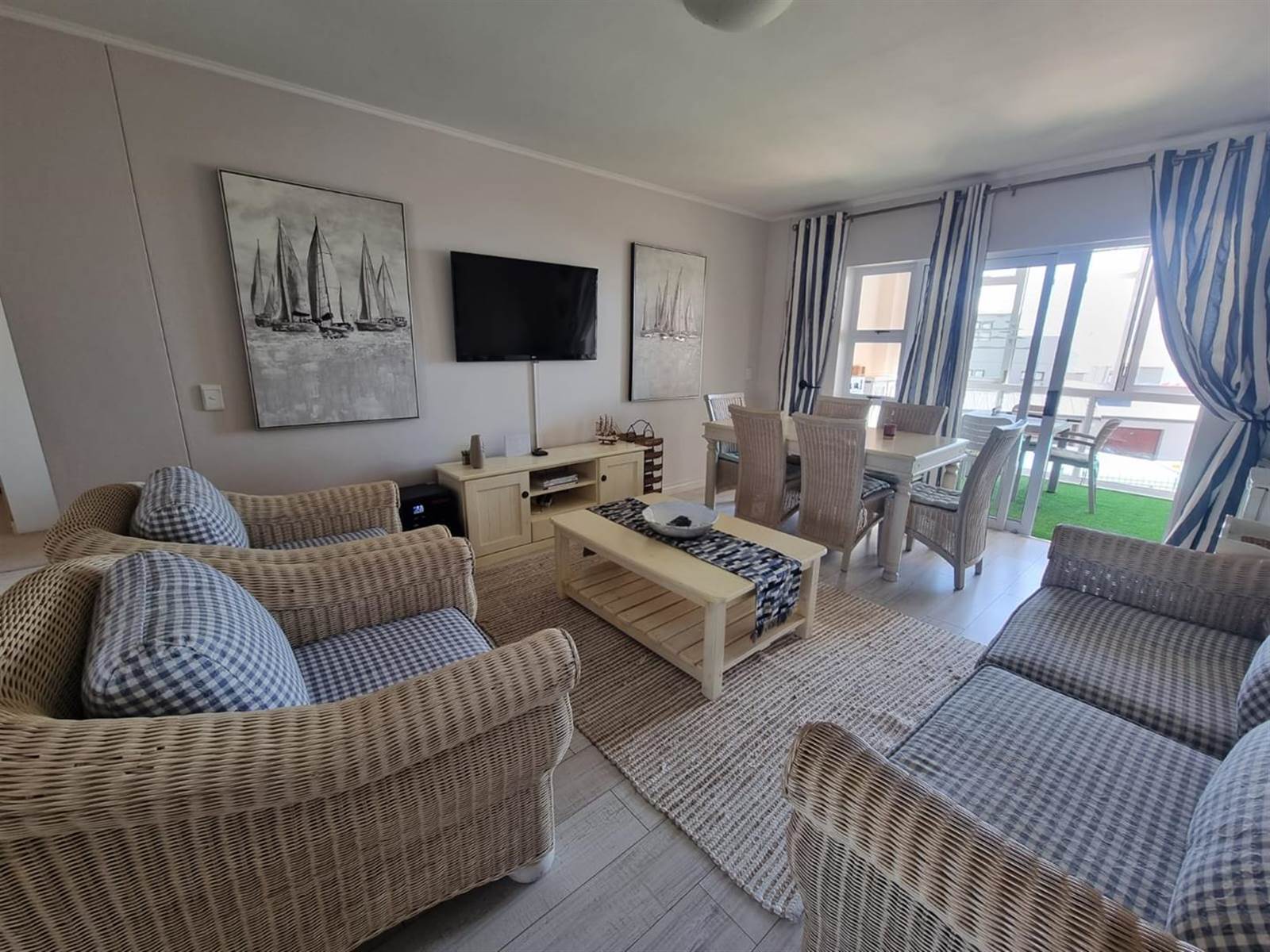 2 Bed Apartment in Mossel Bay photo number 11