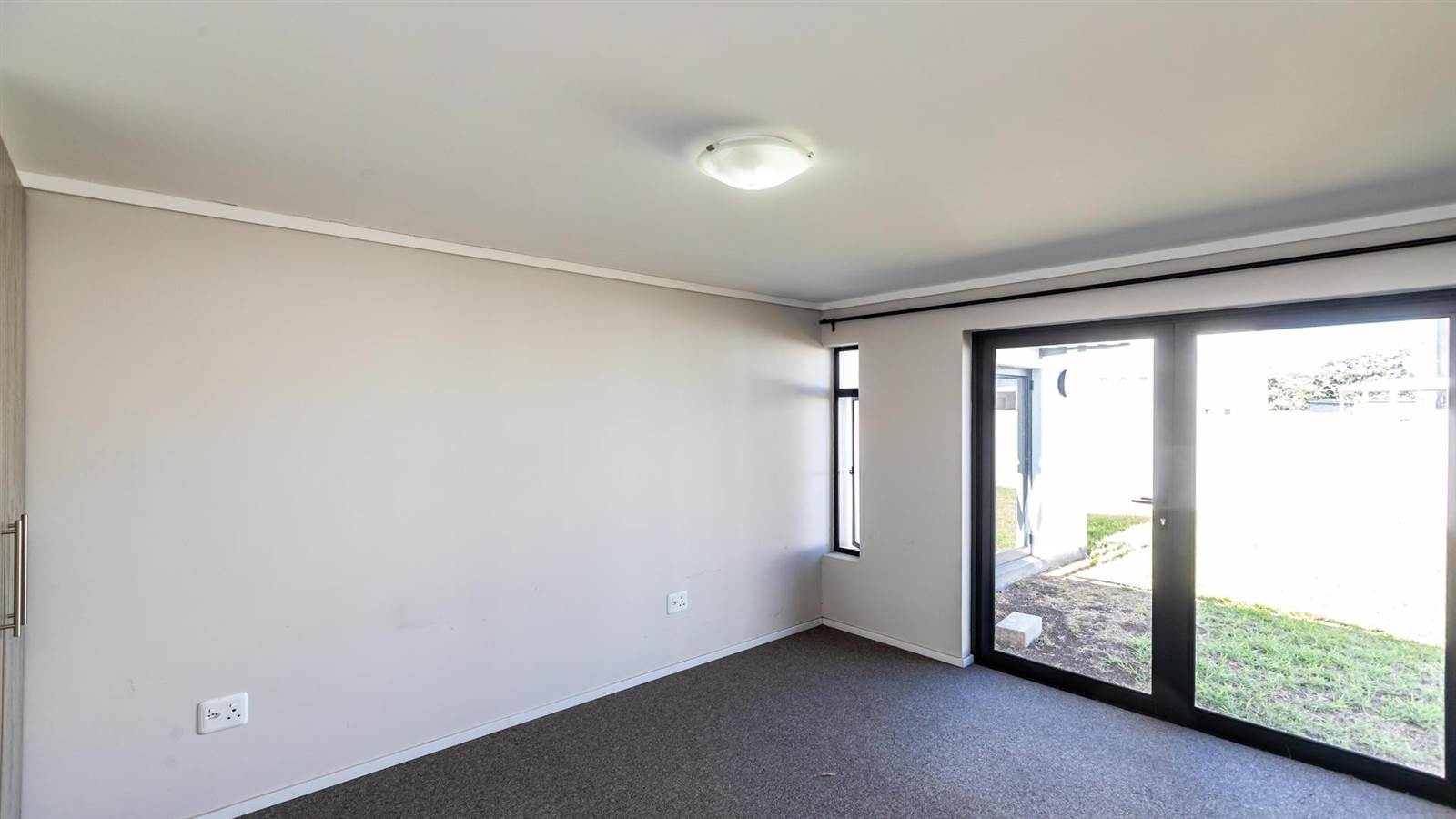2 Bed Townhouse in Nahoon Valley Park photo number 4