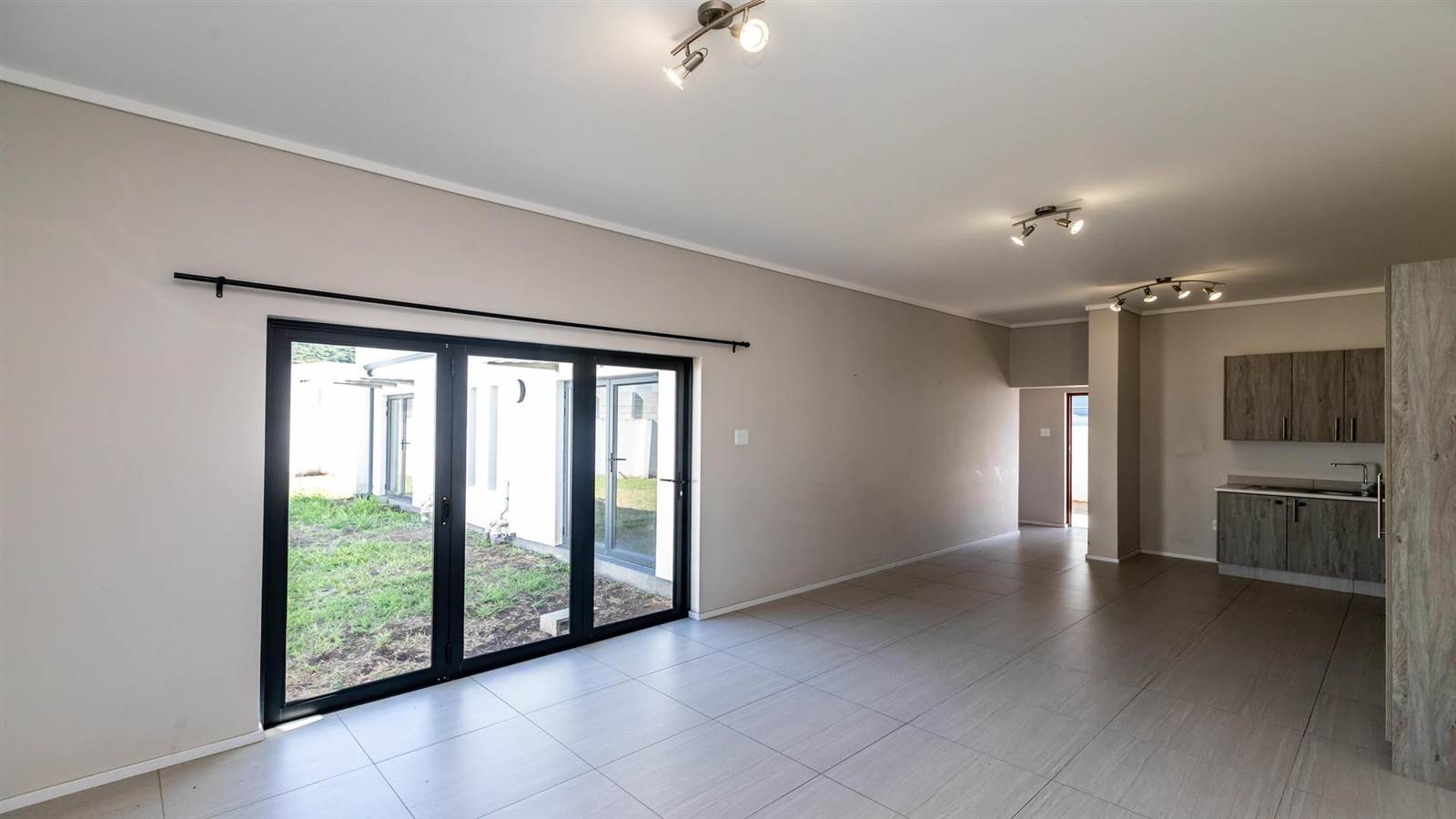 2 Bed Townhouse in Nahoon Valley Park photo number 3