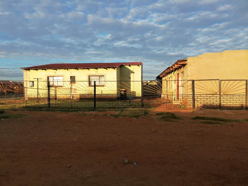 8 Bed House in Sebokeng Zone 7 photo number 2
