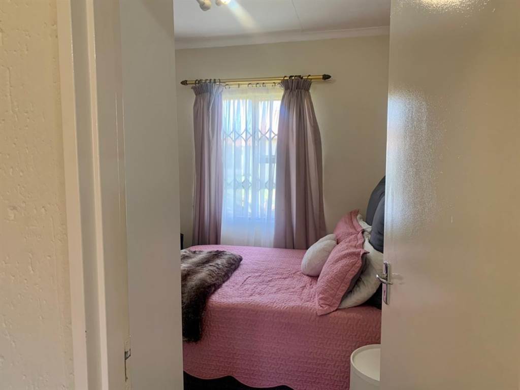 2 Bed Townhouse in Helderwyk photo number 18